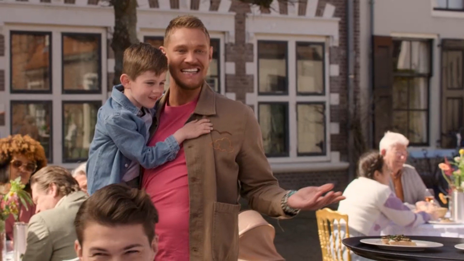 Lucas verrast zijn familie